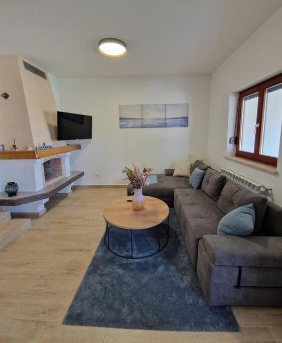 Villa Castanea - Kuca Za Odmor S Bazenom Kukci Екстер'єр фото