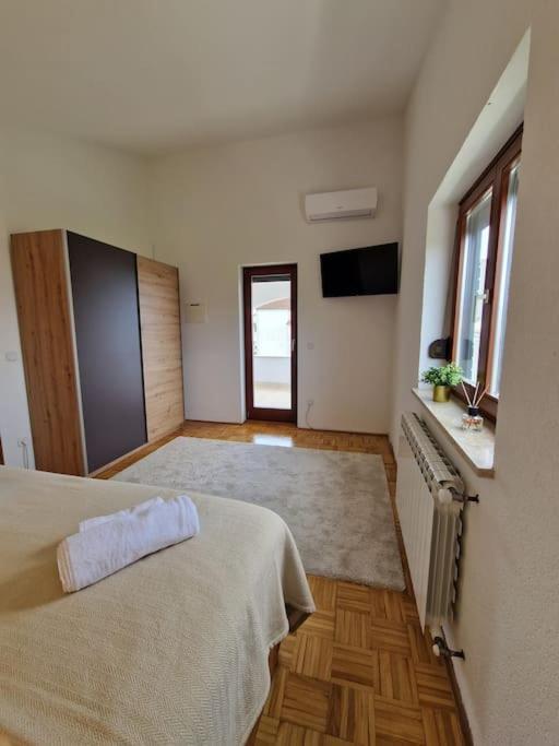 Villa Castanea - Kuca Za Odmor S Bazenom Kukci Екстер'єр фото